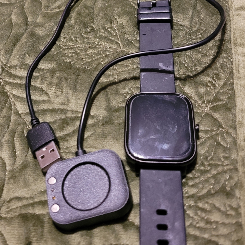 Black Smartwatch with Charger Med WATCH